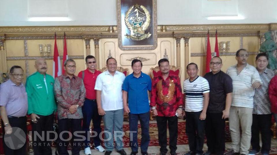 Agum%20Gumelar%20berfoto%20dengan%20Gubernur%20Sulsel%2C%20Syahrul%20Yasin%20Limpo.